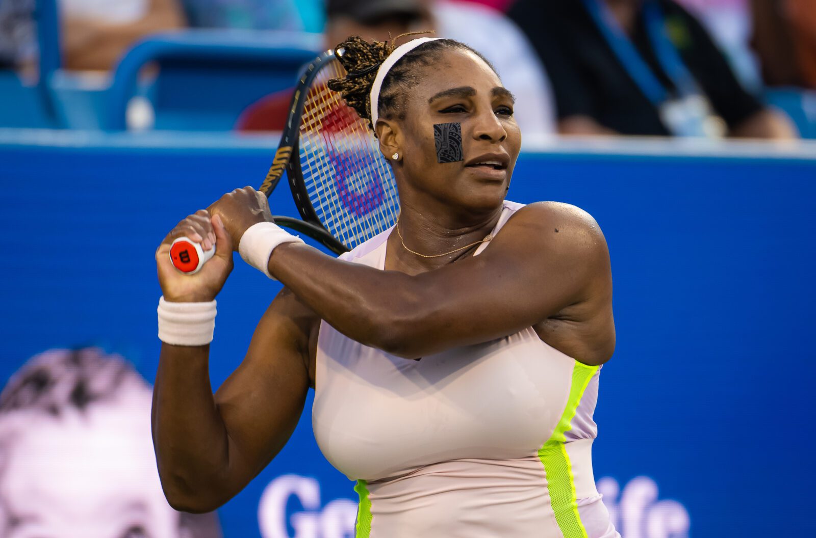 Serena Williams leva pneu de Raducanu e é eliminada em Cincinnati